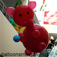 фигура поросенка из больших воздушных шаров украшает детский праздник